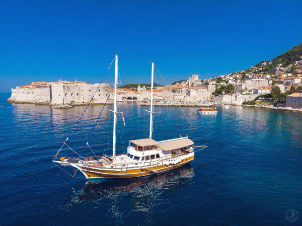 Patinaje acuático y Jet-Surf en una espaciosa y confortable goleta en Dubrovnik, Croacia