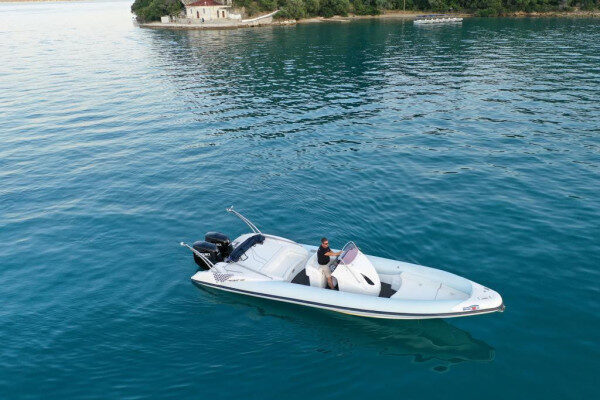 استكشاف المنطقة بالقارب السريع Rib آي-تجربة في نيدري, اليونان