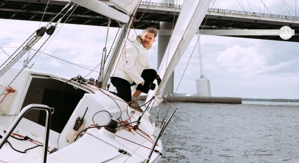 Skipper professionnel prêt à embarquer à tout moment