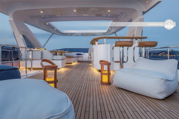 Catamarán de crucero en Whitehaven, Reino Unido