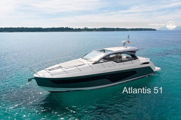 Sukellusta siiven alla, spinaakkerin lentämistä. Moottorivene Atlantis 51 Charter 53 ft Durresissa, Albaniassa.