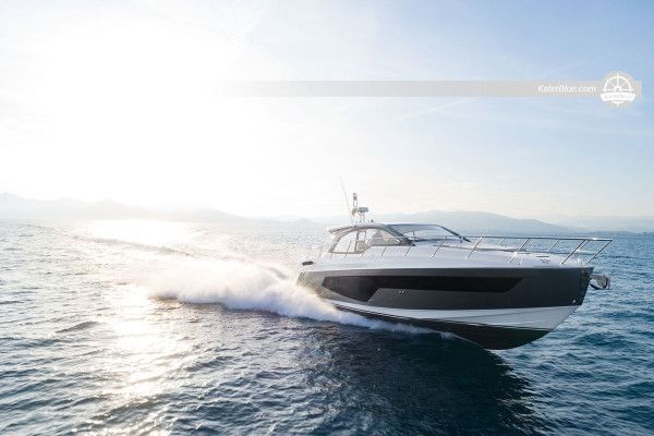 Sukellusta siiven alla, spinaakkerin lentämistä. Moottorivene Atlantis 51 Charter 53 ft Durresissa, Albaniassa.
