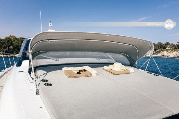 Sukellusta siiven alla, spinaakkerin lentämistä. Moottorivene Atlantis 51 Charter 53 ft Durresissa, Albaniassa.