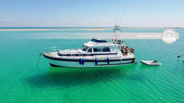 Hyr en motoryacht av typen Aquastar Ocean Ranger i St. Helier, Jersey