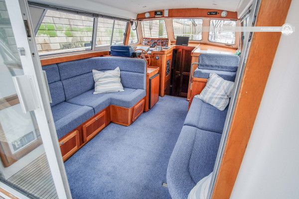 Hyr en motoryacht av typen Aquastar Ocean Ranger i St. Helier, Jersey