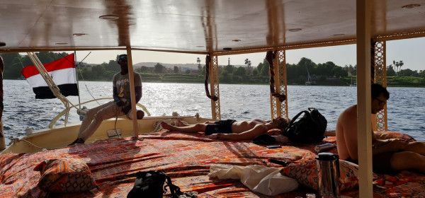 رحلة بحرية رائعة على متن قارب شراعي مع وجبة إفطار في جزيرة أسوان، مصر