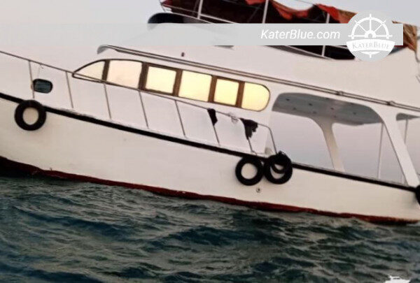 استئجار قارب بمحرك ليوم كامل لـ 15 ضيفًا في السخنة، الغردقة، مصر