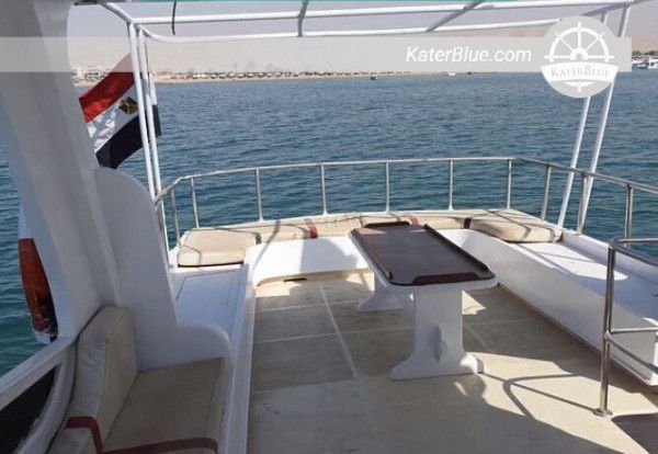 استئجار قارب بمحرك ليوم كامل لخمسة ضيوف في السخنة، الغردقة، مصر