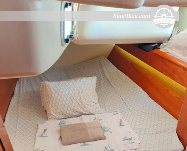 Sailing yacht trip for 2 weeks to Santorini islands with sail training and bareboat skipper license