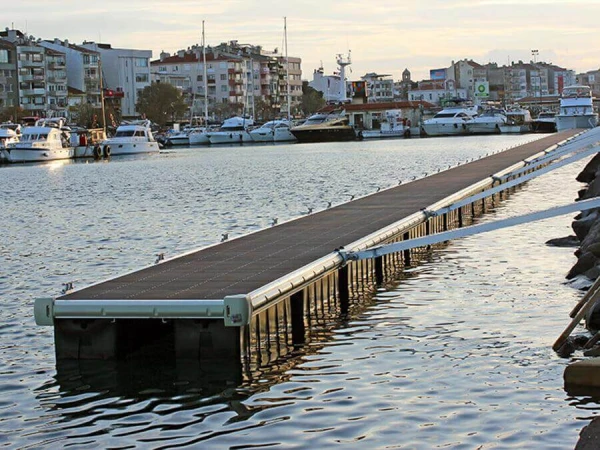 Dodávky a instalace námořních dokovacích stanic pro mariny, přístavy a přístavy