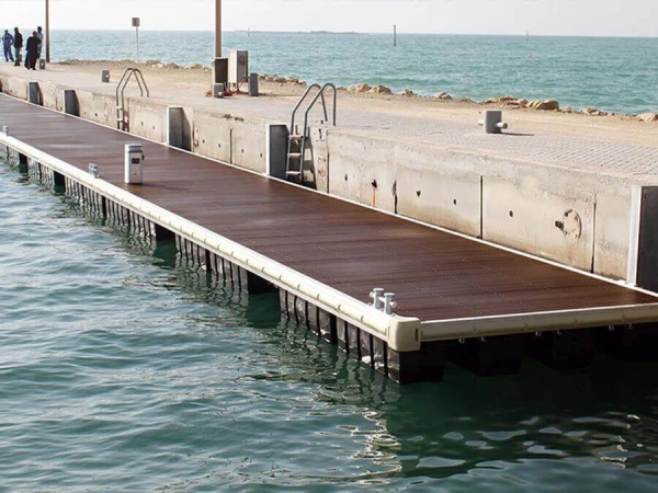 Dodávky a instalace námořních dokovacích stanic pro mariny, přístavy a přístavy