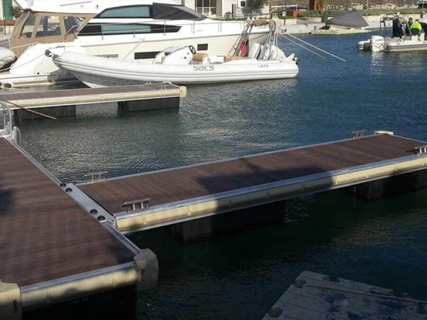 Dodávky a instalace námořních dokovacích stanic pro mariny, přístavy a přístavy
