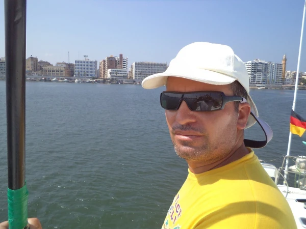 Équipage qualifié Yachtmaster disponible pour les postes de Skipper et de Matelot.