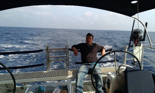 Équipage qualifié Yachtmaster disponible pour les postes de Skipper et de Matelot.