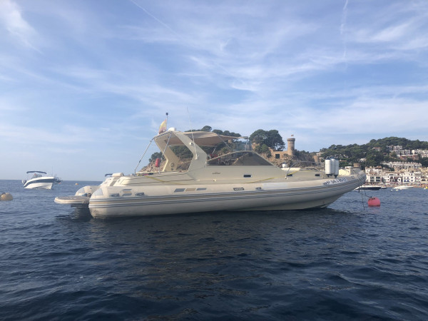 Incredibile viaggio a vela di 2 ore in barca a motore a Barcellona, Spagna