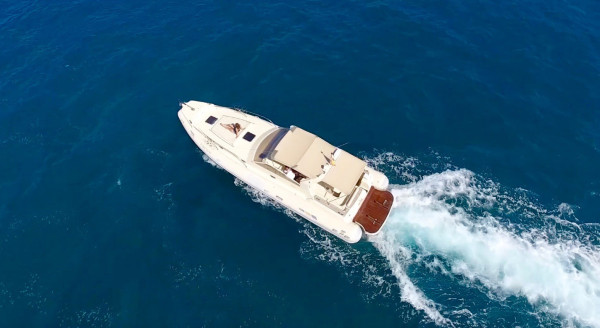 Incredibile viaggio a vela di 2 ore in barca a motore a Barcellona, Spagna