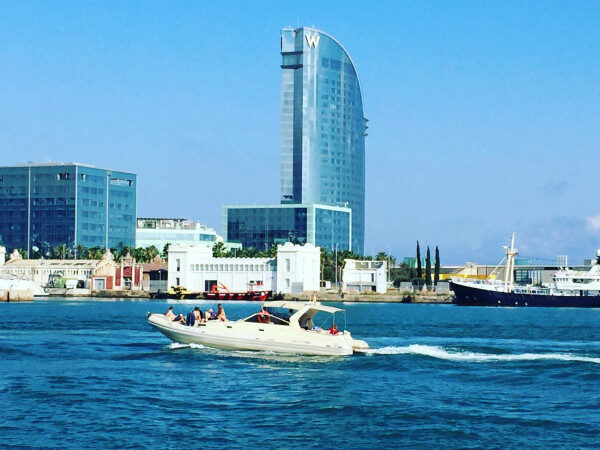 Meraviglioso viaggio privato di 2 ore in barca a vela Noleggio di uno yacht a motore a Barcellona, Spagna