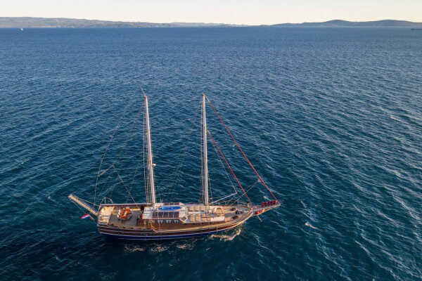 Hırvatistan'ın Dubrovnik şehrinde lüks küçük bir gemiyle balık tutma turu ve su pateni.
