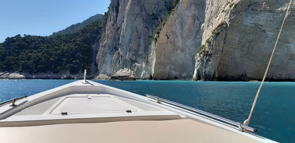 Yunanistan'ın Zakynthos adasında tam gün süren motorlu tekne turu.