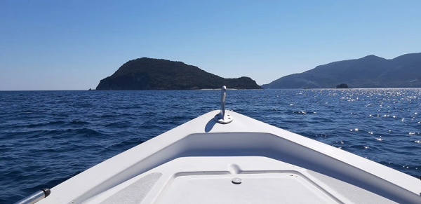 Yunanistan'ın Zakynthos adasında tam gün süren motorlu tekne turu.