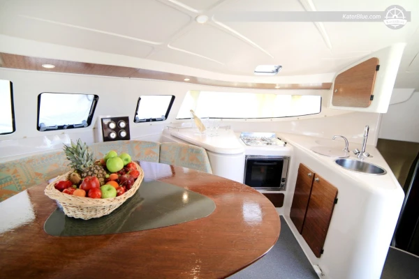 Un'esperienza unica a bordo di un catamarano modificato nei dintorni di Fethiye/Mugla, in Turchia.