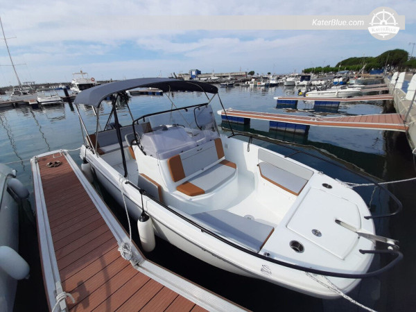 Maravillosa experiencia de navegación en un veloz barco a motor en Barcelona, ​​España