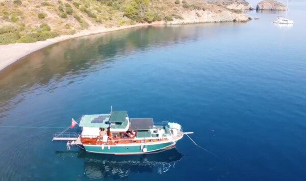 Türkiye'nin Fethiye/Muğla bölgesinde haftalık modern gemi turu deneyimi.