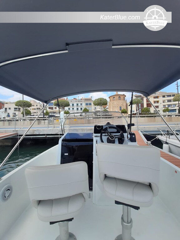 Trendikäs risteilykokemus moottoriveneellä Flyer 6 Spacedeck 2019 Barcelonassa, Espanjassa