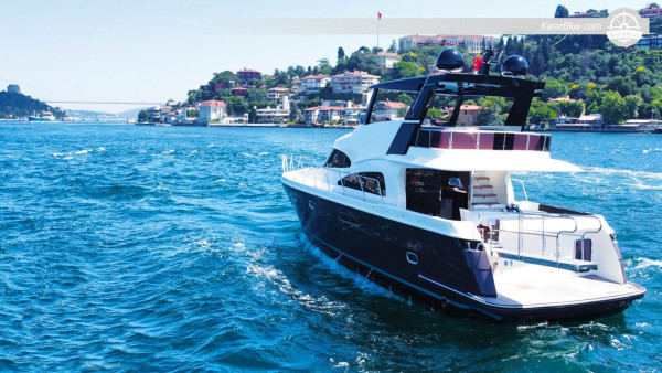 İstanbul'da modern bir motor yatla saatlik turlar.