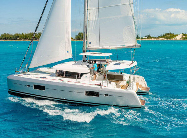 トルコ、フェティエ/ムーラのモダンな双胴船でのセーリング チャーター