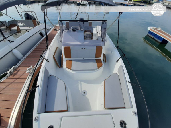 Maravillosa experiencia de navegación en un veloz barco a motor en Barcelona, ​​España