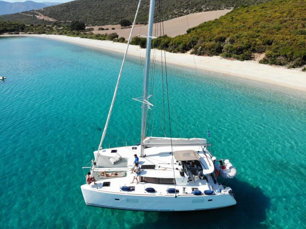 Un'esperienza unica a bordo di un catamarano modificato nei dintorni di Fethiye/Mugla, in Turchia.