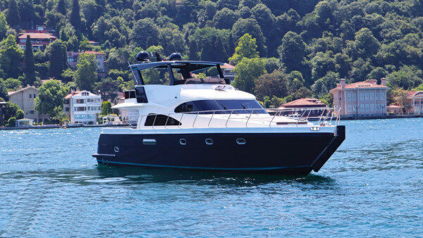 Excursion d'une journée complète en yacht à moteur moderne sur l'île d'Istanbul, à Bebek, Turquie, avec baignade.