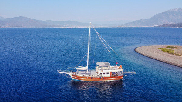 Türkiye'nin Göcek/Muğla bölgesinde lüks bir guletle günlük seyir deneyimi.