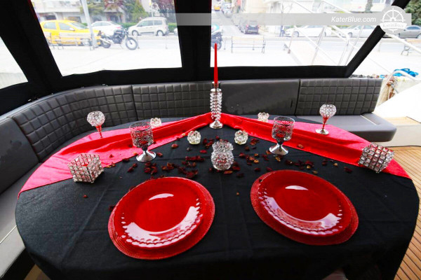 İstanbul'da modern bir motor yatla saatlik turlar.
