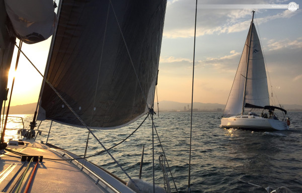 Escursione privata in barca a vela a bordo del Beneteau Oceanis 41 Express-Sail a Barcellona, ​​Spagna.