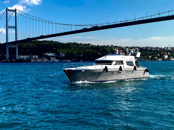 Experiencia de navegación de 2 horas en un yate a motor por el Bósforo en Estambul (Haliç, Turquía)