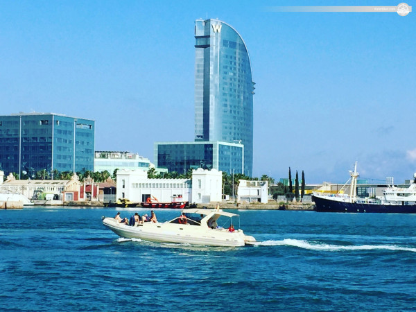 Hızlı ve dengeli, günübirlik geziler için ideal. Solemar 40 RIB motorlu tekne deneyimi, İspanya'nın Barselona şehrinde.