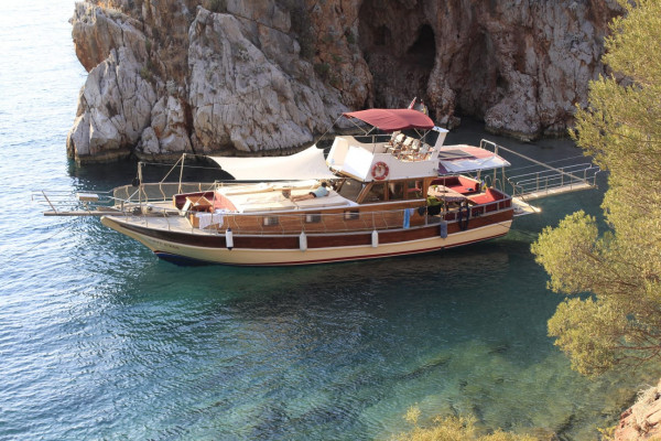 Türkiye, Fethiye, Muğla'da Özel Yapım Ahşap Tekneyle Günlük Tur Deneyimi