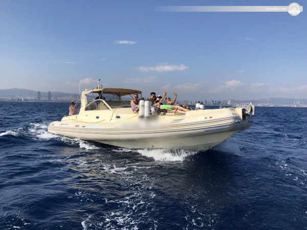 Hızlı ve dengeli, günübirlik geziler için ideal. Solemar 40 RIB motorlu tekne deneyimi, İspanya'nın Barselona şehrinde.