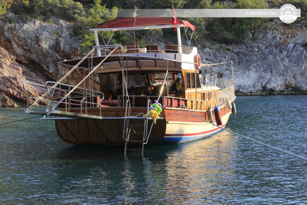 Türkiye, Fethiye, Muğla'da Özel Yapım Ahşap Tekneyle Günlük Tur Deneyimi