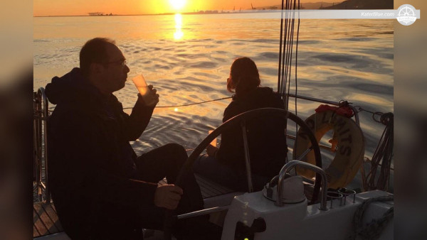 Escursione privata in barca a vela a bordo del Beneteau Oceanis 41 Express-Sail a Barcellona, ​​Spagna.