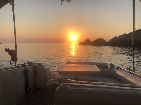 Escursione privata in barca a vela a bordo del Beneteau Oceanis 41 Express-Sail a Barcellona, ​​Spagna.