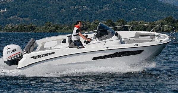 Un día en un nuevo yate a motor en Zadar, Croacia.