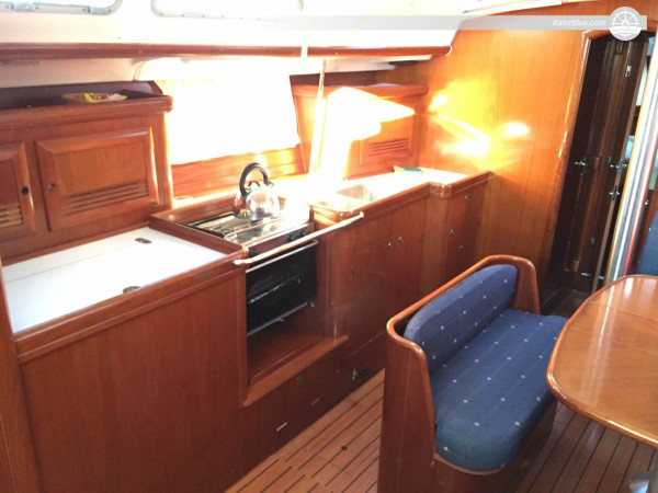 Sale Perfect Beneteau Oceanis 423 sailing yacht in Lavrio, Greece
