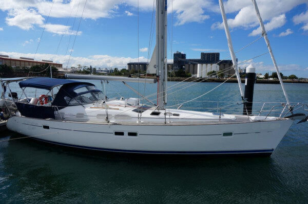 Sale Perfect Beneteau Oceanis 423 sailing yacht in Lavrio, Greece