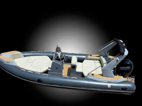 In crociera a bordo di un nuovissimo yacht a motore Tiger Marine a Zara, in Croazia.