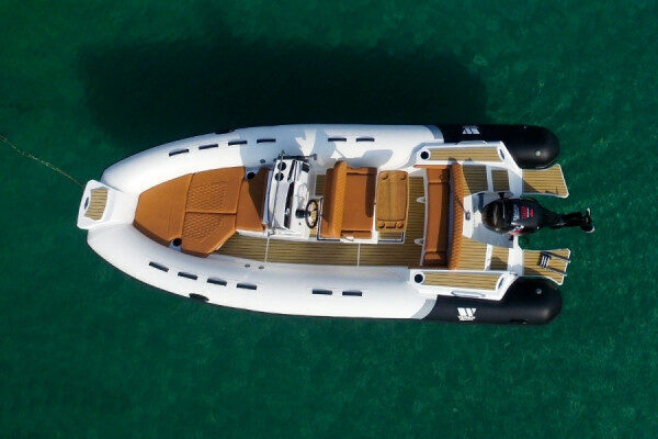 A Zara, in Croazia, partecipa a un tour a bordo di un elegante yacht a motore.