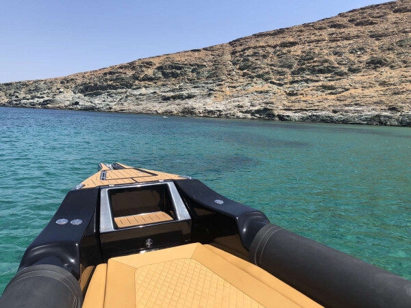 رحلة إبحار سعيدة مع قارب بمحرك سريع في جليفادا ، اليونان