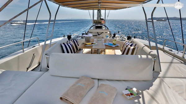Zeiljachten van de hoogste kwaliteit in de betoverende wereld van zeilcharter in Athene, Griekenland.